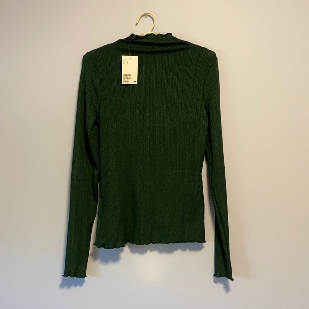 Green long sleeve mock-neck w lettuce detailing